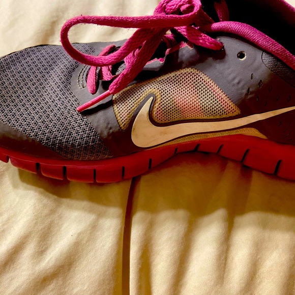 Nike Tennis Shoes-Size 5 EUC - Picture 4 of 6